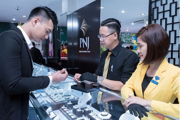 Nhân viên PNJ tư vấn trang sức cho khách hàng tại quầy trưng bày.