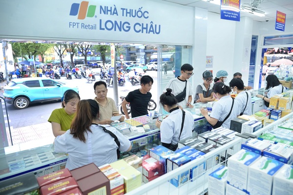 Nhân viên phục vụ khách hàng tại quầy nhà thuốc FPT Long Châu.