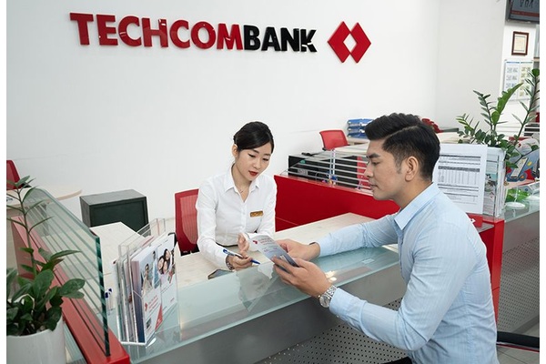 Nhân viên tư vấn khách hàng tại quầy giao dịch ngân hàng Techcombank.